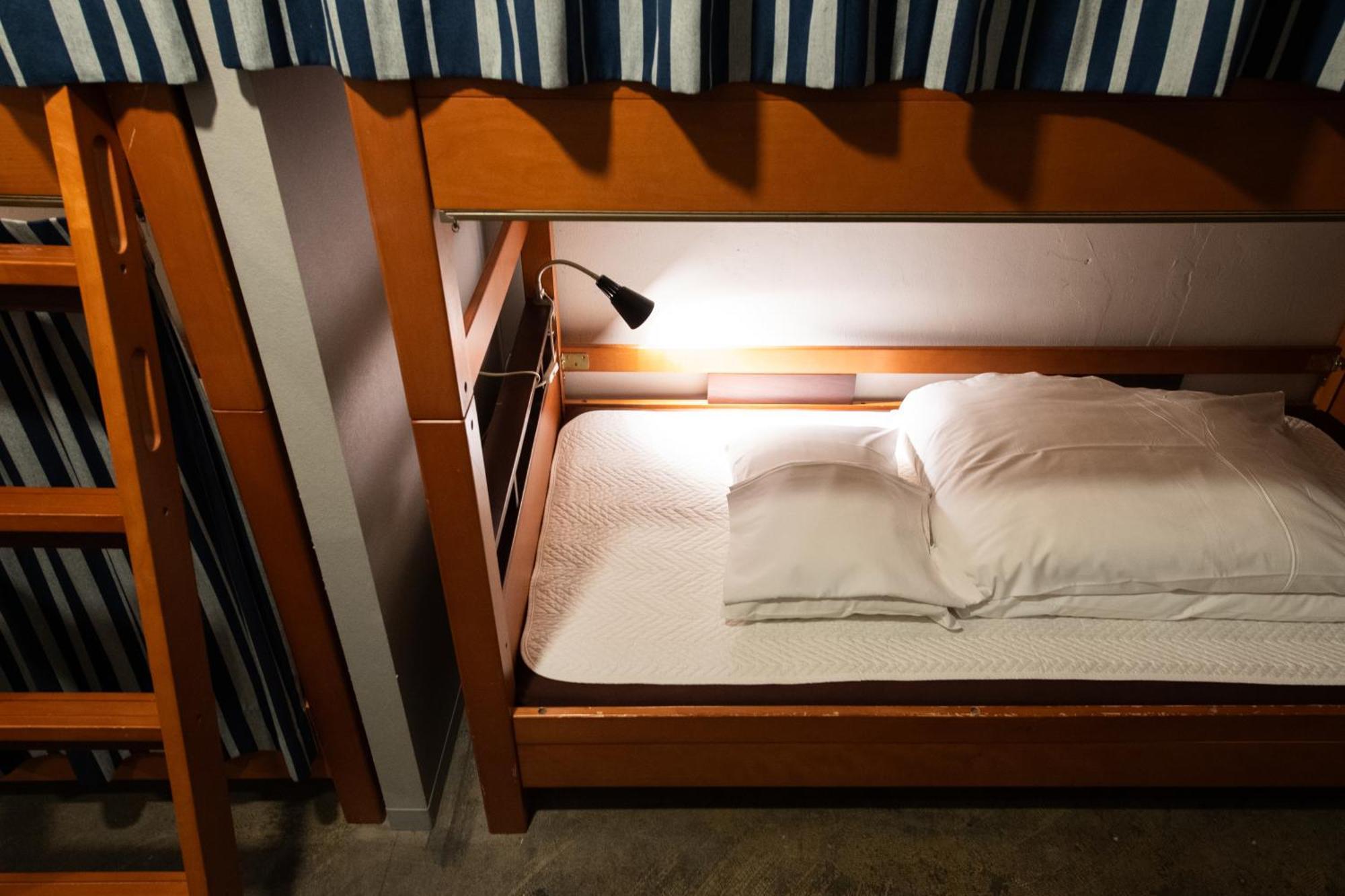 Cama en habitación compartida masculina de 6 camas