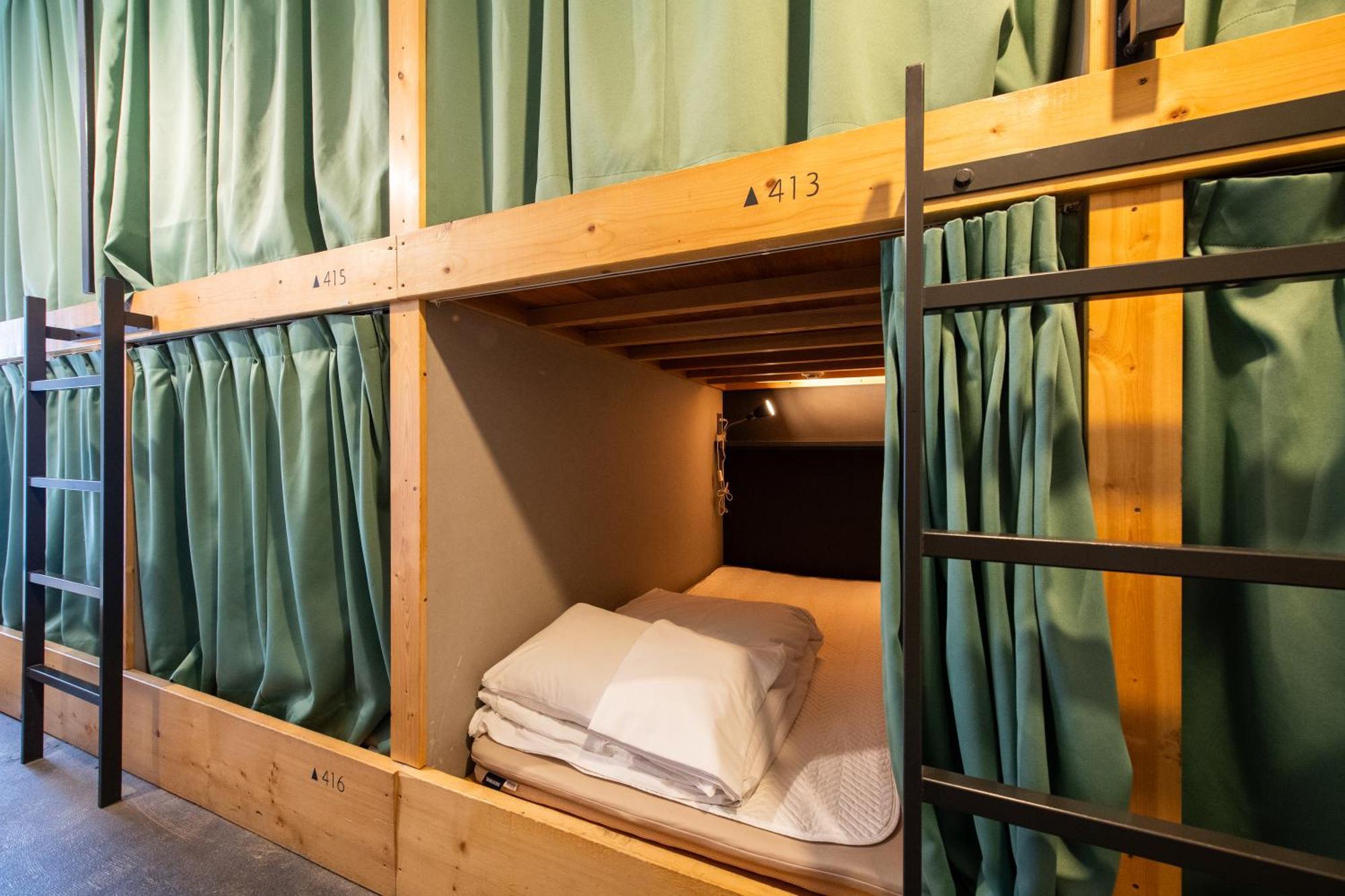 Cama en dormitorio compartido masculino de 10 camas