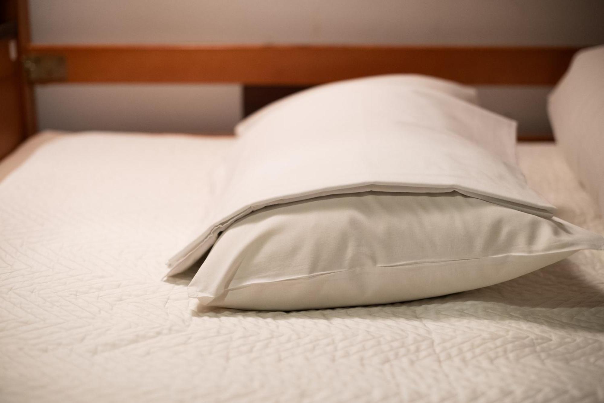 Cama en habitación compartida femenina de 6 camas