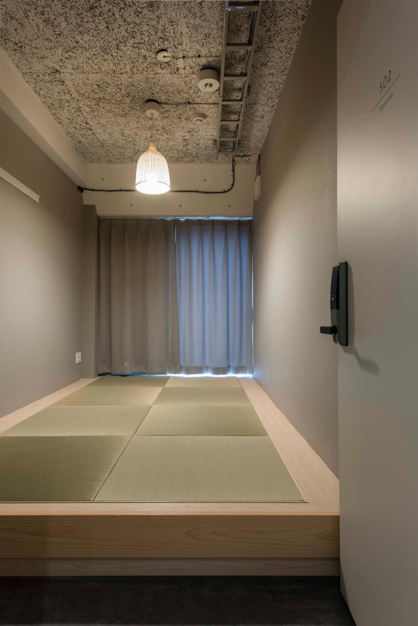 Habitación de estilo japonés con baño compartido